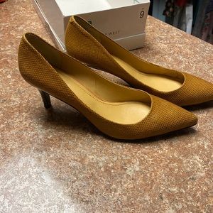Nine West Yellow/Tan size 9 heels
